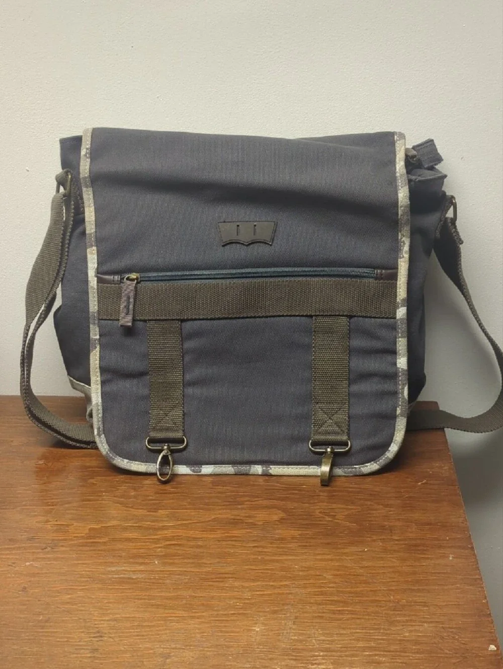 Levi's Gray Canvas Messenger Bag Camouflage Edge Sutherland Messenger Laptop Bag
